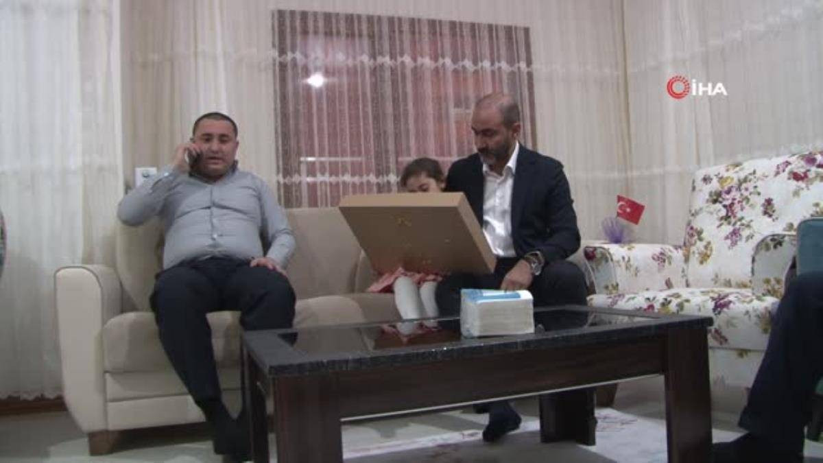 CHP Genel Başkanı Kılıçdaroğlu, Elazığ depreminin simgesi 'minik Yüsra' ile görüştü