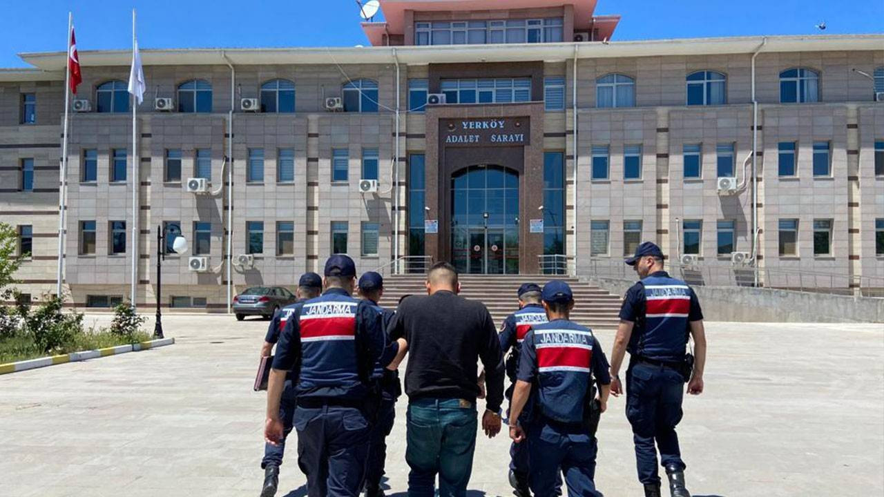 Kırşehir'de kendilerini jandarma olarak tanıtıp dolandırıcılık yapan 2 zanlı tutuklandı
