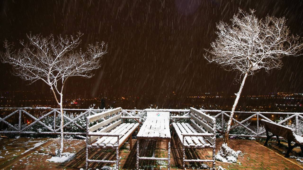 Antalya kent merkezine kar yağdı