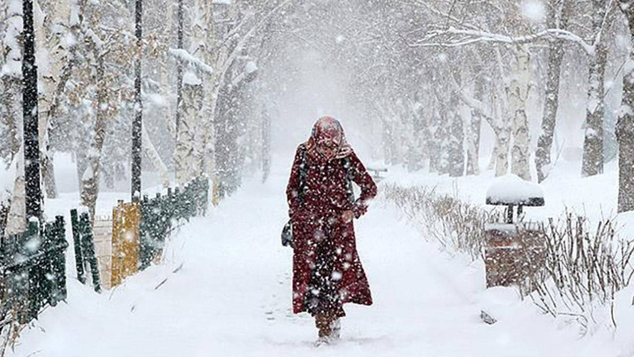 Yalova'da yoğun kar yağışı nedeniyle kamu personeline 1 gün idari izin verildi