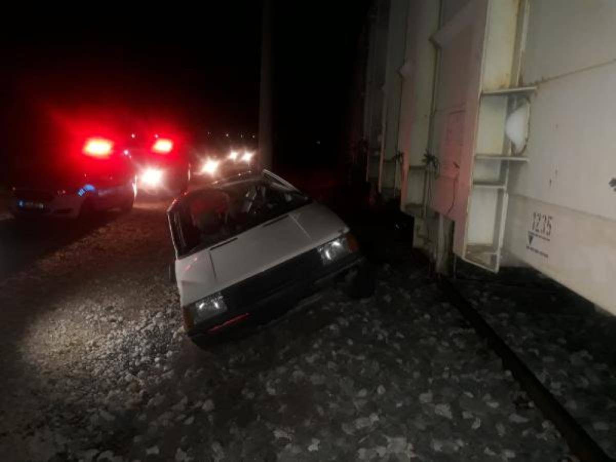 Tarsus'ta yük treni, demiryoluna bırakılan otomobile çarptı