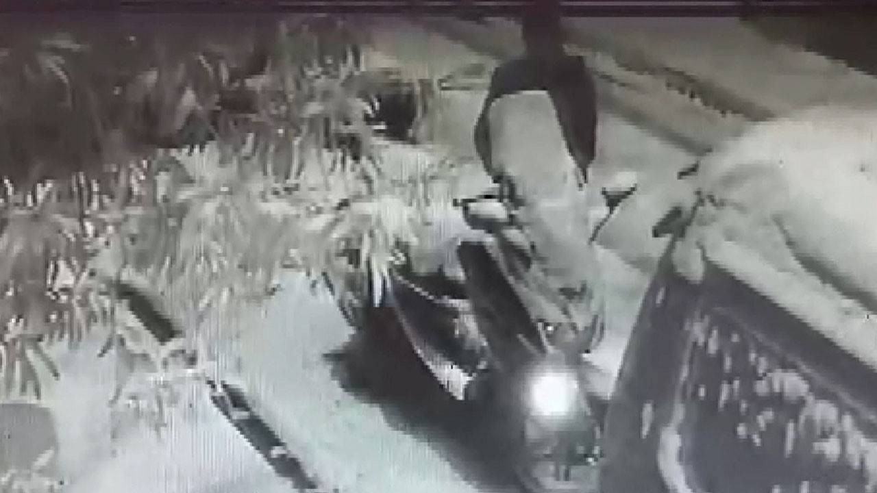 Bahçelievler'de karın kapattığı yolda bırakılan motosikleti temizleyip çaldılar