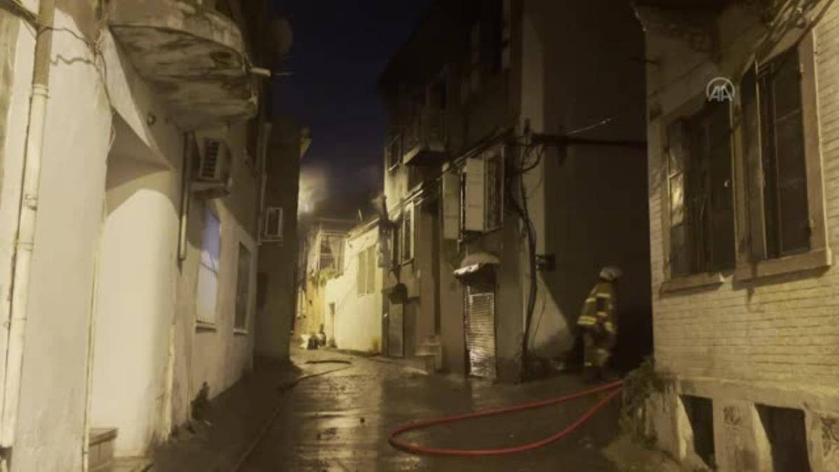 Son dakika haberi | 3 katlı evde çıkan yangın hasara neden oldu