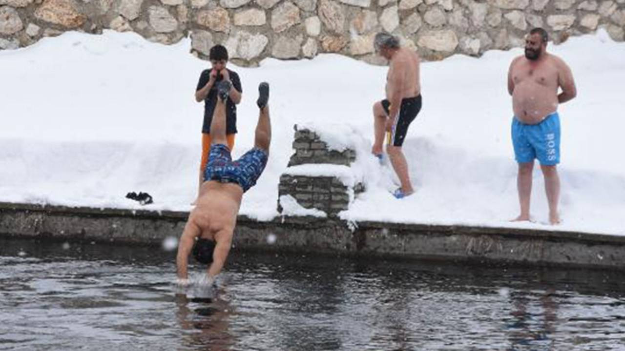 Bitlis'te eksi 10 derecede yüzme etkinliği