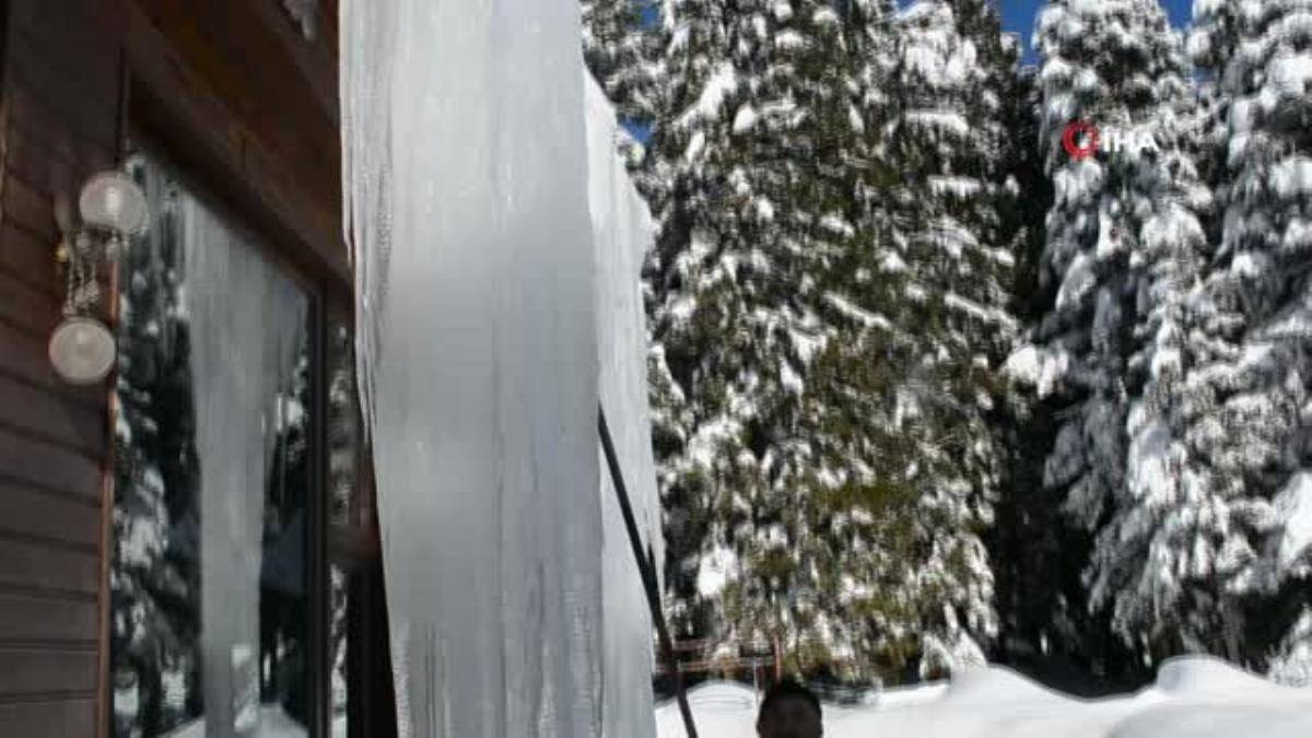 Çatıdan yere uzanan buz sarkıtları: Boyları 5 metreyi buldu